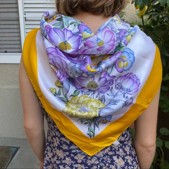 New in box vintage multicolored Gucci silk scarf - Picture 3 of 16